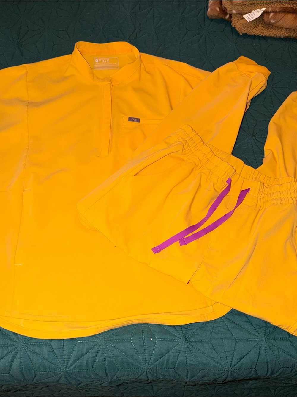 FIGS Women’s Yellow Scrub set, top XL, joggers L